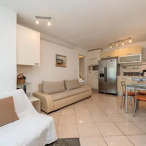apartments-babin-holly.hotelinzadar.com/