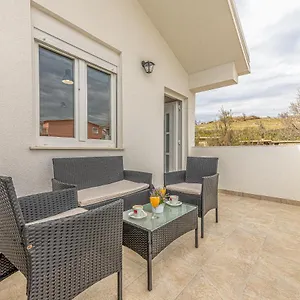 apartmani-opg-dragoslavic.hotelinzadar.com/